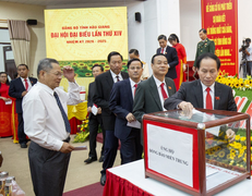 Đại biểu dự Đại hội Đảng bộ tỉnh Hậu Giang đóng góp ủng hộ miền Trung