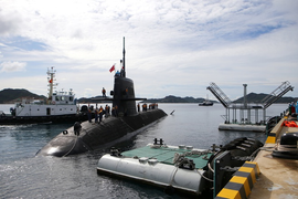 Chiến hạm Nhật Bản cập cảng Cam Ranh tiếp nhiên liệu