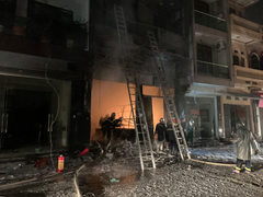 5 người mắc kẹt trong đám cháy cửa hàng gas ở Hà Nội