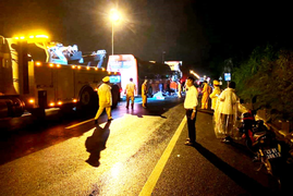 Xe đầu kéo tông xe khách trên đường dẫn hầm Hải Vân, hơn 20 người thương vong