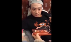 Clip bố bị con gái đè ra trang điểm
