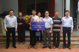 Tiếp sức ước mơ đến giảng đường cho đôi bạn 10 năm cõng nhau đi học