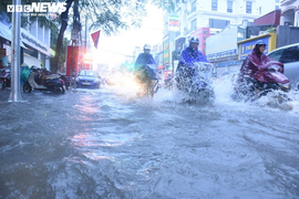 Hải Phòng mưa sầm sập cả ngày, nhấn chìm nhiều tuyến phố