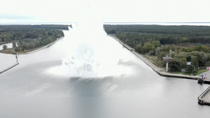 Video: Bom nặng 5,4 tấn từ Thế chiến II nổ tung dưới lòng sông