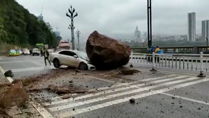 Clip: Tài xế Trung Quốc may mắn sống sót khi đá núi rơi đè bẹp mui ô tô