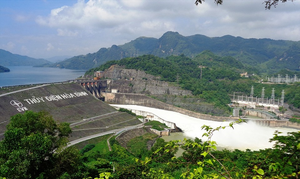 Có thể phải mở cùng lúc 4 cửa xả lũ ở hồ thủy điện Hòa Bình