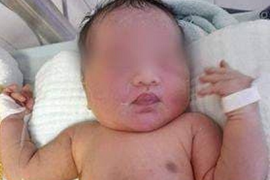 Bé gái còn nguyên dây rốn bị bỏ trong túi xách bên đường