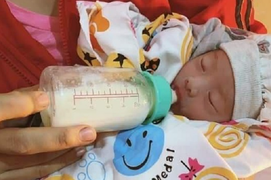 Bé trai sơ sinh còn nguyên dây rốn bị bỏ rơi dưới trời mưa tầm tã