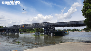 Sà lan va vào cầu thép đang thi công ở TP.HCM