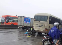 Xe máy tông vào đuôi ô tô, 1 người thiệt mạng