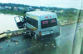 Tai nạn liên hoàn trên cầu Trà Khúc 2, xe khách suýt rơi xuống sông