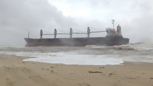 Tàu hàng gần 2,6 vạn tấn bị sóng đánh mắc cạn ở biển Quảng Bình