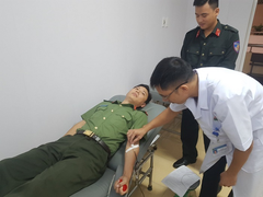 Chiến sĩ công an vượt gần 200km trong mưa lũ hiến máu cực hiếm cứu người