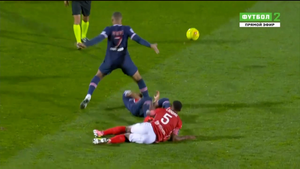 Video: Cú đạp làm tím sườn cựu tiền vệ Barca