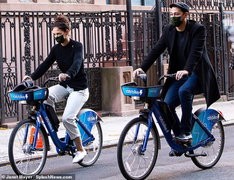 Ảnh: Katie Holmes và tình trẻ vui vẻ đạp xe dạo phố