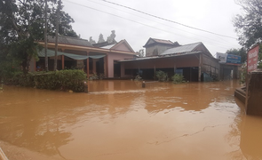 Quảng Bình: Nước lũ lên nhanh, 4 huyện bị chia cắt, ngập gần 35 nghìn ngôi nhà 