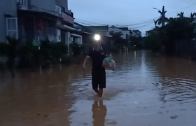 Lũ rút, nhiều nơi vẫn ngập sâu, người Quảng Trị tiếp tục chuyển đồ đạc trong đêm