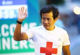 Video: Ông Đoàn Ngọc Hải tiếp tục về đích giải chạy đêm 42km tại Hà Nội