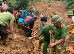 Ảnh: Công an băng rừng, bới đất tìm 4 người bị vùi lấp