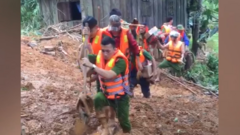 Công an Quảng Trị băng rừng, bới đất tìm 4 người trong 1 nhà bị đất vùi lấp