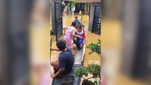 Video: Phố biến thành sông, người dân TP.Đông Hà dùng thuyền di chuyển 