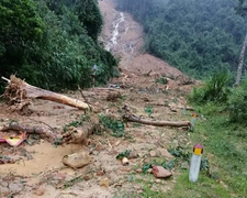 Sạt lở núi, vùi lấp trạm bảo vệ rừng ở Quảng Bình