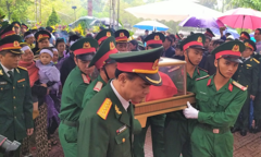 Người Nghệ An vượt lũ, đội mưa lạnh đón liệt sỹ hy sinh ở Rào Trăng 3 về quê mẹ