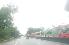 Quốc lộ 1A qua Quảng Bình ngập sâu hơn 1m, xe cộ xếp hàng dài 3km