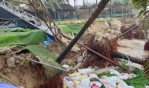 Ảnh: Sóng biển phá tan hoang bờ kè Cửa Đại