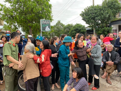 Người thân khóc ngất khi nhìn thấy xe cứu thương chở thi thể chiến sĩ Đoàn 337