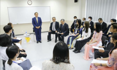 Thủ tướng Nhật Bản gặp gỡ sinh viên Đại học Việt - Nhật