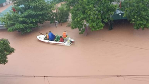 Video: Mưa trắng trời, người Hà Tĩnh 'kêu cứu' trong biển nước
