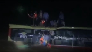 Khoảnh khắc nghẹt thở giải cứu xe khách giường nằm bị lũ cuốn trôi ở Quảng Bình