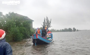 Quảng Bình: Thuyền biển vào làng xã chạy hết công suất ứng cứu dân vùng lũ