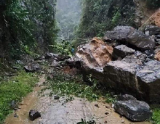 Nhiều tuyến giao thông huyết mạch ở Quảng Bình bị chia cắt, đường sắt tê liệt