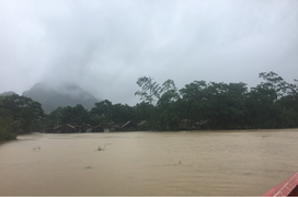 Bé trai ở Quảng Bình bị lũ cuốn trôi trong lúc mẹ đi nhận cứu trợ