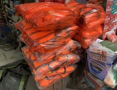 Miền Trung lũ lớn, áo phao cứu sinh ‘cháy hàng’ ở Hà Nội