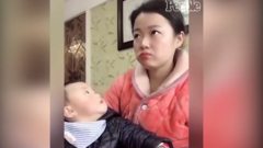 Clip: Em bé tròn xoe mắt canh chừng mẹ 'ăn vụng'