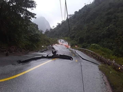 Quốc lộ ở Quảng Bình nứt kinh hoàng sau trận lũ lịch sử