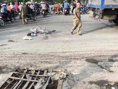 Học sinh lớp 7 bị xe tải cán chết thương tâm trên đường đi học