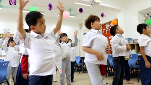 Học sinh tiểu học giả mang bầu để hiểu mẹ hơn trong ngày 20/10