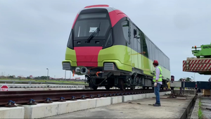 Video: Đoàn tàu đường sắt đô thị Nhổn - Ga Hà Nội được đưa lên ray chờ chạy thử