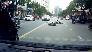 Clip: Xe ba bánh tự chế lạng lách, gây tai nạn rồi bỏ chạy