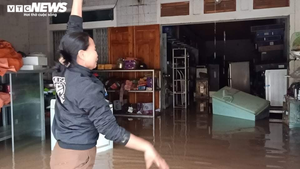 Ảnh: Tiểu thương vùng hạ du hồ Kẻ Gỗ khóc ròng sau lũ dữ