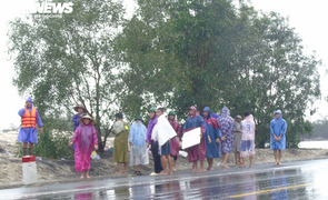 Người dân vùng lũ Quảng Bình ra đường BOT vẫy xe xin cứu trợ