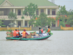 Ảnh: Tàu thuyền, cano ngược xuôi tiếp tế lương thực cho dân vùng lũ Hà Tĩnh