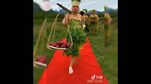 Clip: Các quý ông diện váy bằng rau cần, rau cải