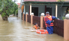 Ảnh: 'Đội quân' chơi vơi giữa biển nước mang cơm tiếp tế dân vùng lũ 