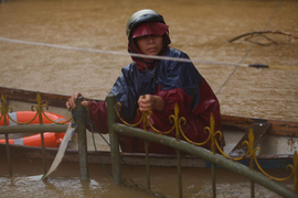 Quảng Bình đề nghị dùng trực thăng, người nhái tiếp tế dân vùng lũ