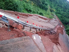 Đắk Nông: Mưa lớn kéo dài, đường xuống thác Liêng Nung sạt lở kinh hoàng